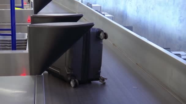 Βαλίτσες Κινούνται Έναν Ιμάντα Μεταφοράς Στο Αεροδρόμιο Προσωπικά Αντικείμενα Και — Αρχείο Βίντεο