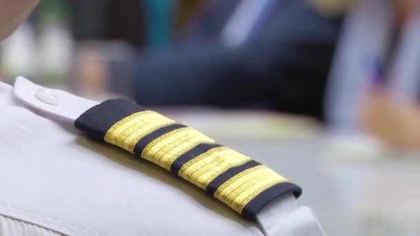 Commandant Bord Assiste Une Réunion Pour Discuter Plan Affaires Des — Video