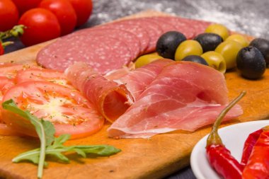 Zeytin ve domates ile et dilimleme mutfakta kesme Tahtası üzerinde