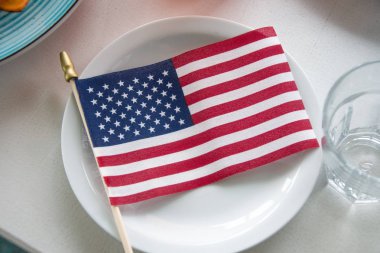 Amerikan bayrağı bir tabak, siyasi Kahvaltı ve öğle yemeği üzerinde yalan