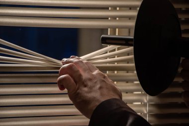 Gizli ajan gizlice kör, gözetim ve insanların kontrolü ile yön mikrofon dinleme