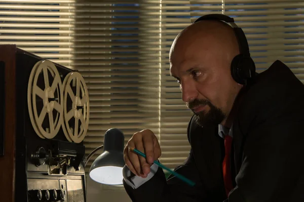 Hombre Calvo Auriculares Escuchando Música Escuchando Grabando Conversaciones Viendo Controlando — Foto de Stock