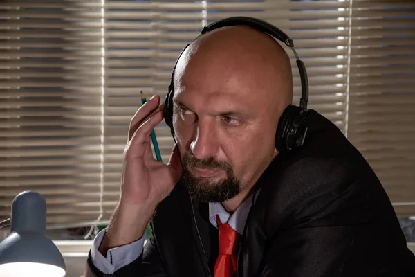 Hombre Calvo Auriculares Escuchando Música Escuchando Grabando Conversaciones Viendo Controlando — Foto de Stock