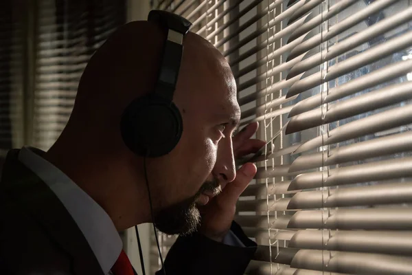 Hombre Calvo Auriculares Escuchando Música Empuja Las Persianas Mirando Controlando — Foto de Stock