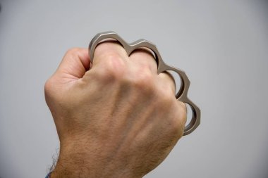 Darbe pirinç eklemleri aşağıdan yukarıya, ciddi bedensel zarar, yaşam ve sağlık için bir tehdit neden 1