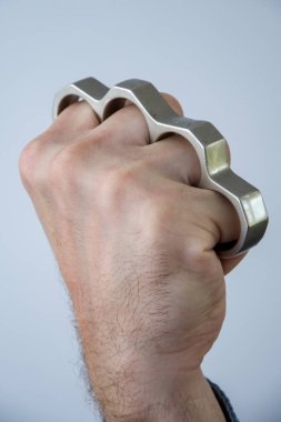 Darbe pirinç eklemleri aşağıdan yukarıya, ciddi bedensel zarar, yaşam ve sağlık için bir tehdit neden