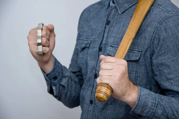 Homme Avec Des Poings Laiton Une Batte Dans Ses Mains — Photo