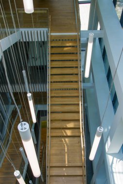 Bina içinde merdiven, lamba aydınlatma, modern düzen, Windows ve merdivenler, üst görünüm 1