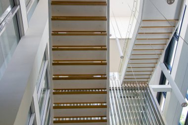 Bina içinde merdiven, lamba aydınlatma, modern düzen, Windows ve merdivenler, üst görünüm 2