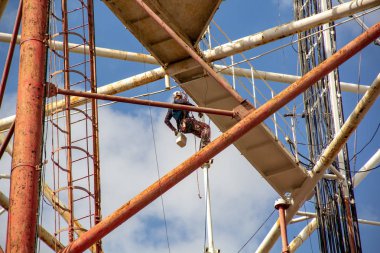 İşçi yüksekte boruboya, endüstriyel dağcılık, yüksek binalar ve nesneleri boyama