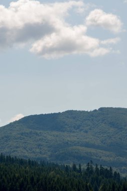 Dağların üzerinde bulutlar, yaz dağ manzara, rekreasyon ve seyahat