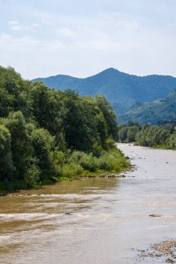 Sarı nehir dağlarda akar, yağmurdan sonra doğa