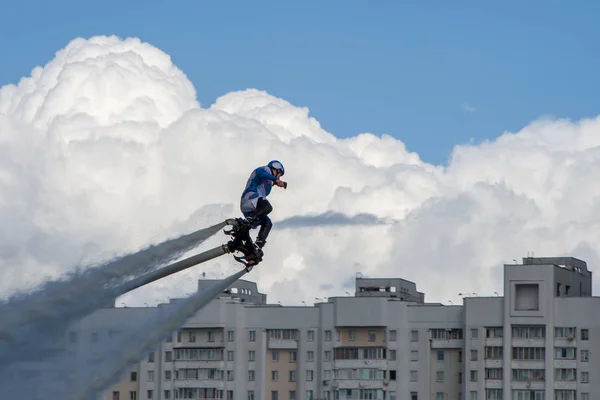 Belarus Minsk Julho 2019 Homem Flyboard Levantou Contra Fundo Nuvens — Fotografia de Stock