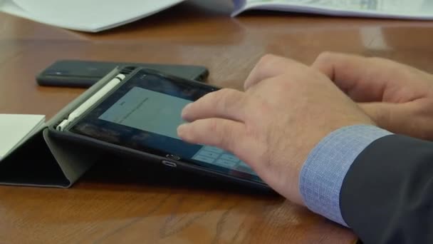Lors Une Réunion Hommes Affaires Homme Imprime Sur Une Tablette — Video