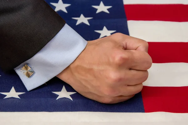 Faustschlag Auf Den Tisch Auf Dem Die Amerikanische Flagge Liegt — Stockfoto
