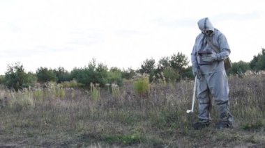 Askeri koruyucu bir giysi yle yol dosimetresi, radyasyon tehlikesi, askeri dosimetristler üzerindeki radyasyon seviyesini kontrol eder.