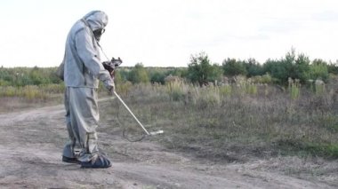 Bir hazmat takım elbiseli askeri yol dosimetre, radyasyon tehlikesi radyasyon seviyesini kontrol eder