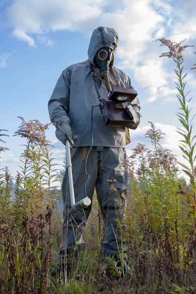 身着防护服的军队检查道路上的辐射水平剂量计 辐射危险 军事剂量学家2 — 图库照片