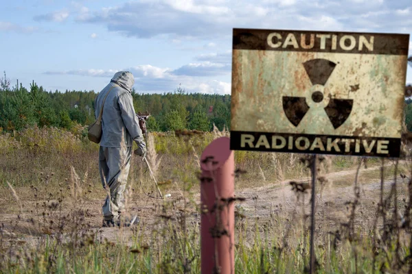 Dosimetrista Militar Mede Área Radiação Sinal Com Inscrição Cautela Radiação — Fotografia de Stock