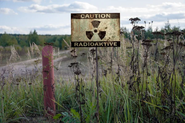 Sinal Enferrujado Com Inscrição Cautela Radiação Zona Exclusão Área Contaminada — Fotografia de Stock