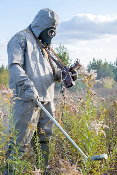 Military Dosimetrist Measures Radiation Grassy Area Chemical Protective Suit Gas — Stock Photo, Image