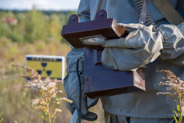 Dosimetro Militare Misura Radiazioni Sullo Sfondo Del Segno Pericolo Radiazioni — Foto Stock