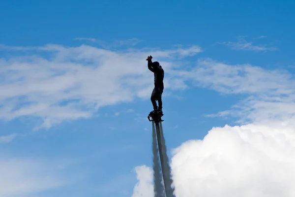 Bielorrússia Minsk Julho 2019 Homem Flyboard Subiu Contra Nuvens Show — Fotografia de Stock