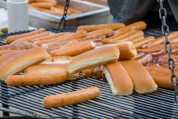 Gorący Pies Buki Kiełbasy Prażenie Grill Nad Otwartym Ogniem Ulica — Zdjęcie stockowe