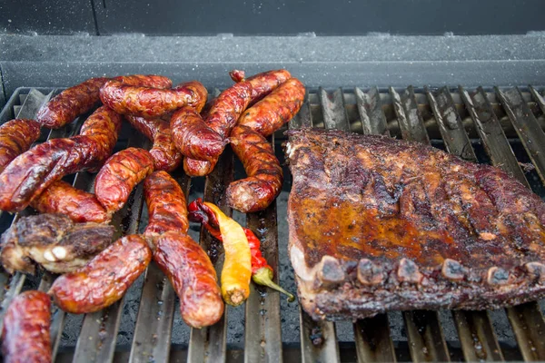 Embutidos Ahumados Parrilla Pimientos Pimentón Comida Callejera Barbacoa Móvil —  Fotos de Stock