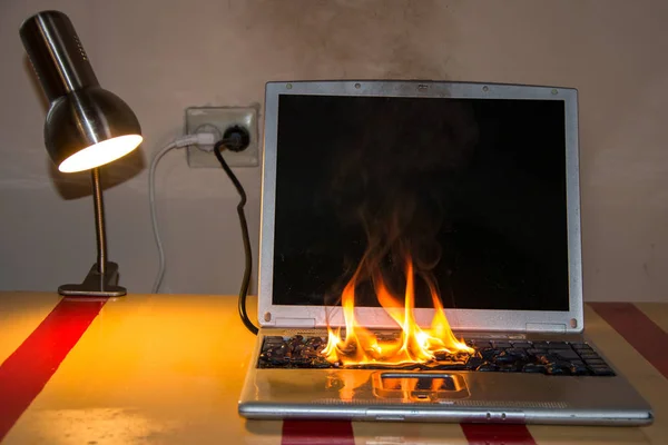 Raum Auf Dem Tisch Fing Der Laptop Feuer Die Zündung — Stockfoto