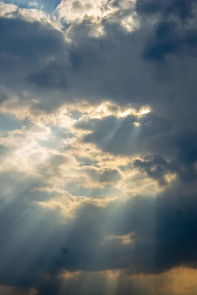 Raggi Crepuscolari Tratti Sole Luce Attraverso Nuvole Divergono Mano — Foto Stock
