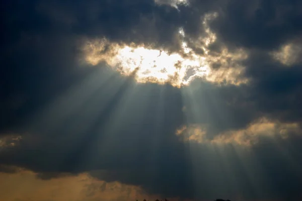 Raggi Luce Solare Che Passano Attraverso Spazi Vuoti Nelle Nuvole — Foto Stock