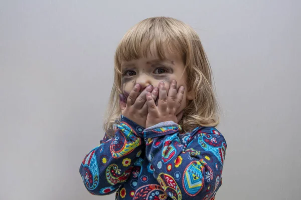 一个小女孩的画像 她用儿童笔画她的脸 笑着用手捂住她的脸 — 图库照片