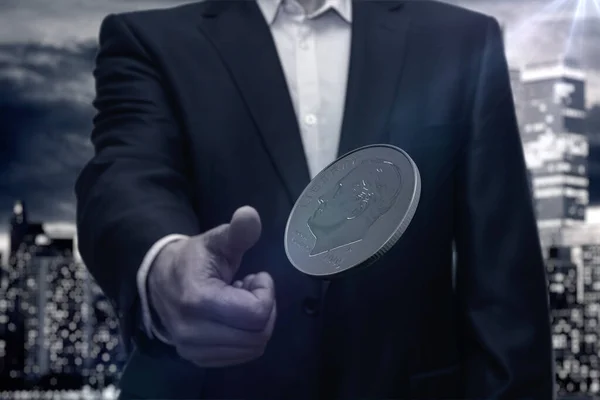 Чоловічий Бізнесмен Підкидає Монету Центів Вибірково Фокусуючи Концепція Початкові Виплати — стокове фото