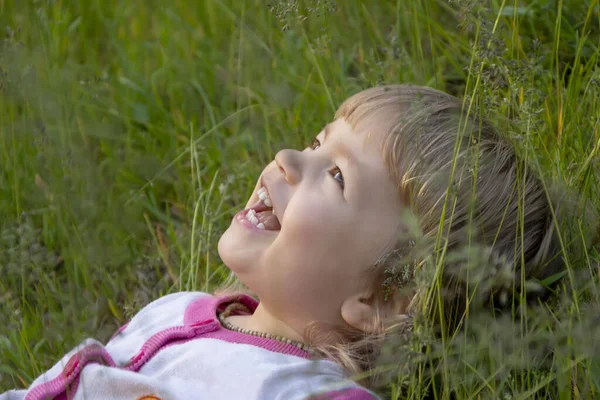 Portrait Une Petite Fille Allongée Sur Dos Dans Herbe Riant — Photo