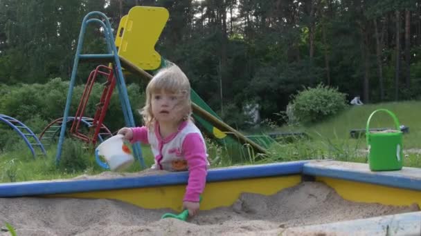 Mała Dziewczynka Bawi Się Latem Piaskownicy Placu Zabaw Wlewając Piasek — Wideo stockowe