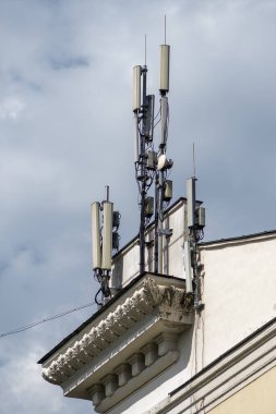 Evin çatısına 5G ve 4G kuleleri, şehirde gezici internet, insanlar için radyasyon tehlikesi kuruluyor..
