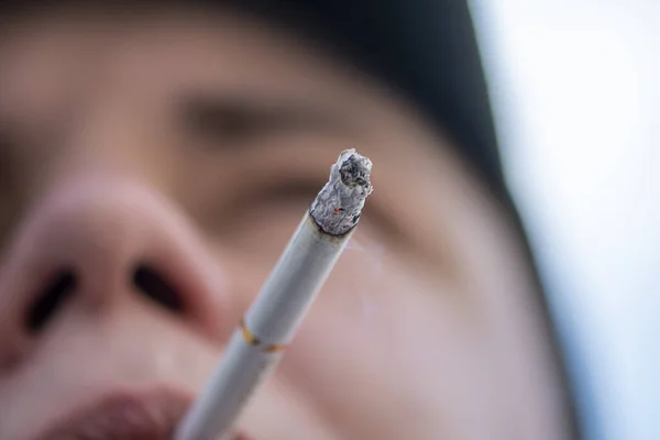 Fumer Une Cigarette Avec Cendre Dans Bouche Homme Mise Point — Photo