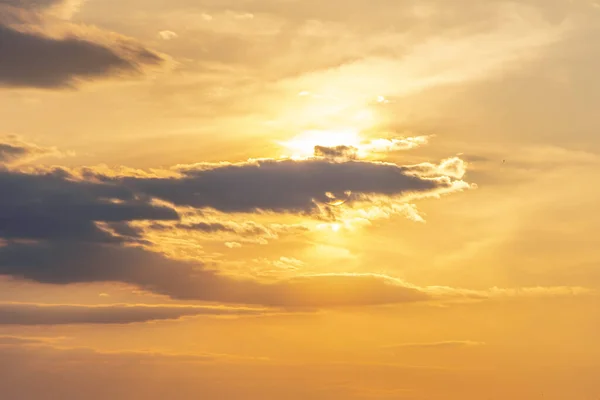 Sole Splende Attraverso Nuvole Scure Della Sera Tramonto — Foto Stock