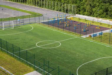 Futbol, stadyum, ağırlık antrenman ekipmanları, top view, genel plan için açık şehir spor sahaları.