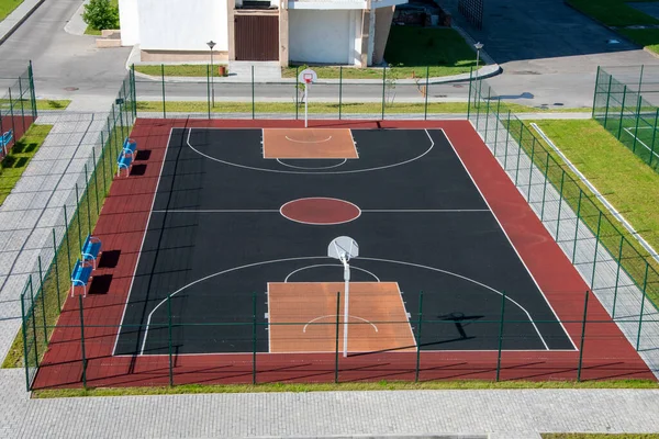 バスケットボール トップビュー 一般的な計画を再生するためのオープンシティスポーツフィールド — ストック写真