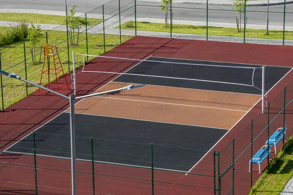 Voleybol oynamak için açık şehir spor sahası, üst manzara, genel plan.