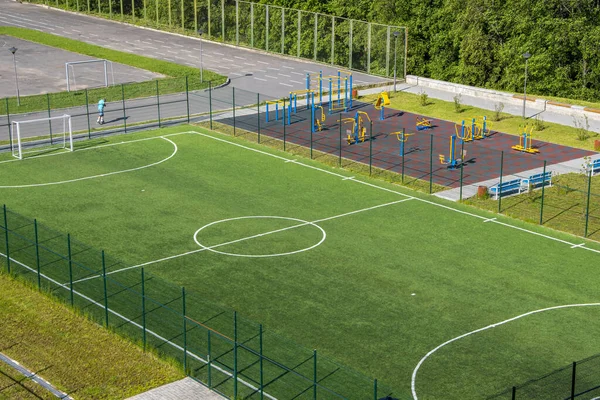 Futbol, stadyum, ağırlık antrenman ekipmanları, top view, genel plan için açık şehir spor sahaları.