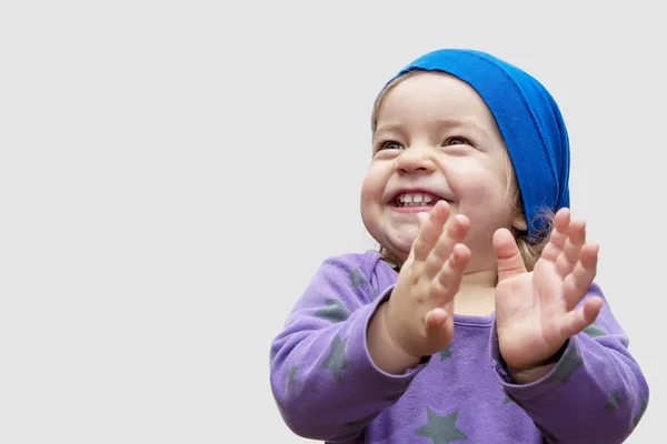 Malá Dívka Evropského Vzhledu Čepici Kost Usměje Tleskne Rukama Světlém — Stock fotografie