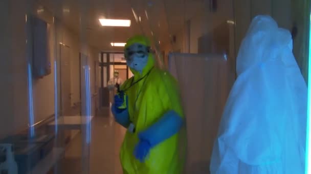 Lékařský Personál Provádí Léčbu Dezinfekci Oděvů Špinavé Oblasti Pod Ultrafialovým — Stock video