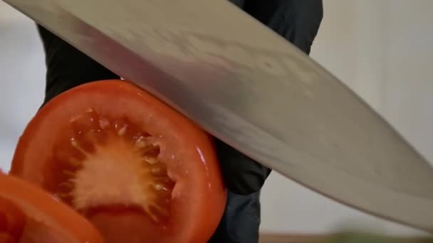 Chef Corta Tomates Anéis Com Uma Faca Luvas Pretas Uma — Vídeo de Stock