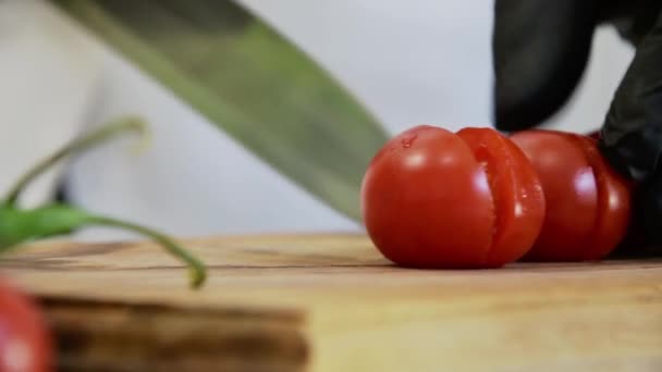 Der Koch Halbiert Kirschtomaten Mit Einem Messer Schwarzen Handschuhen Auf — Stockvideo
