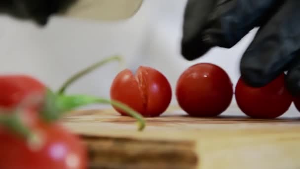 Der Koch Halbiert Kirschtomaten Mit Einem Messer Schwarzen Handschuhen Auf — Stockvideo