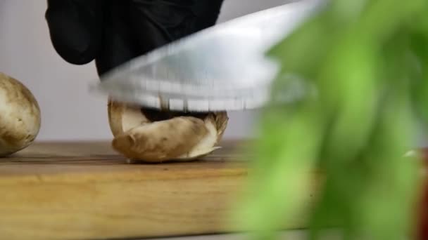 Een Handschoenkok Snijdt Champignons Voor Pizza Soep Fijn Met Een — Stockvideo