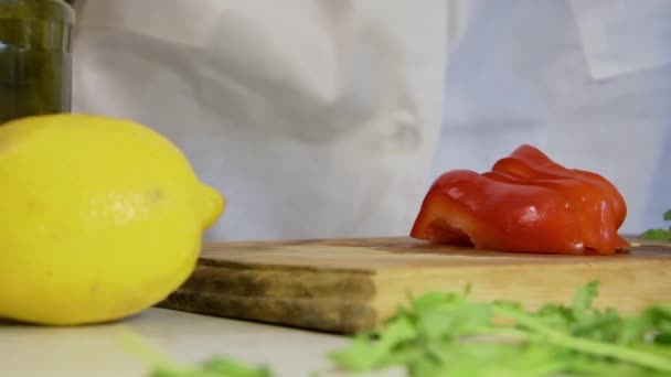 Cocinero Enguantado Recoge Pimiento Rojo Rodajas Gruesas Tabla Cortar Pone — Vídeos de Stock